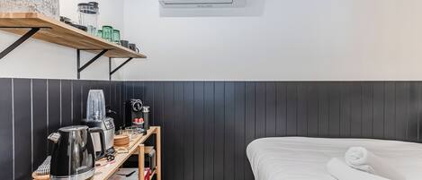 1 quarto, escrivaninha, ferros/tábuas de passar roupa, Wi-Fi de cortesia