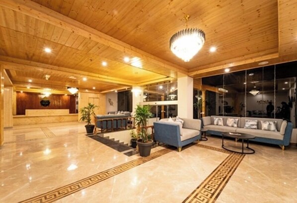 Lobby - The Whitestone Inn & Suites Manali (Manali)