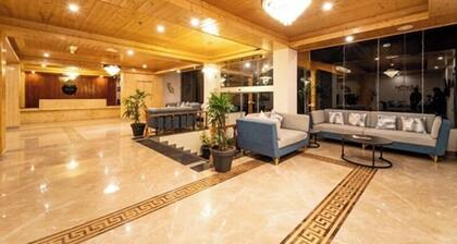 The Whitestone Inn & Suites Manali