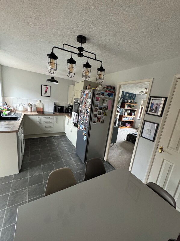 Private kitchen - Home-like 2-bedroom house with EV Charger & WiFi in Pontefract (Pontefract)