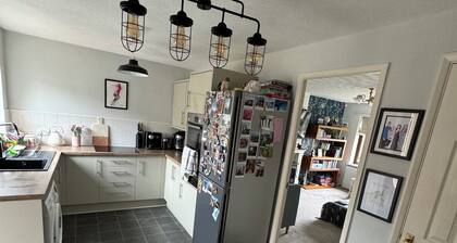 Home-like 2-bedroom house with EV Charger & WiFi in Pontefract