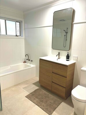 Douche, sèche-cheveux, serviettes fournies, savon