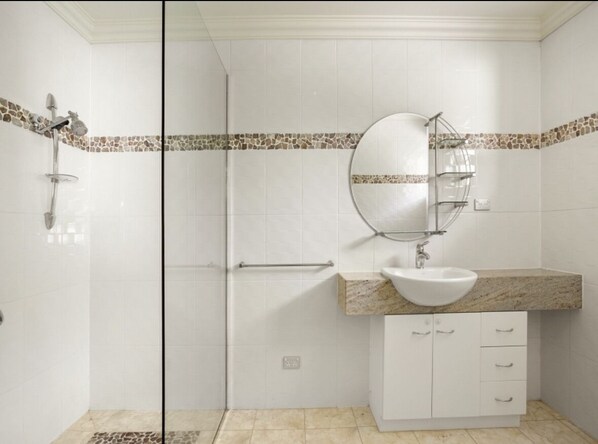 Douche, sèche-cheveux, serviettes fournies, savon