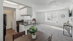 Un apartamento moderno con cocina, comedor y sala de estar.