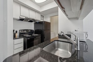 Een koelkast, een microgolfoven, een oven, een kookplaat