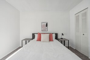 Een bureau, een strijkplank/strijkijzer, reisbedje, gratis wifi