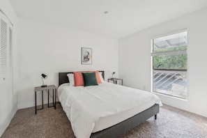 2 habitaciones, escritorio y tabla de planchar con plancha