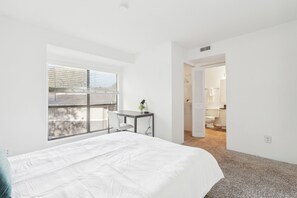 2 chambres, bureau, fer et planche à repasser, lit parapluie