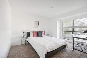 2 habitaciones, escritorio y tabla de planchar con plancha