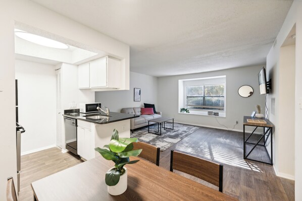 Interior - Northcliffe 404 I Fully Furnished 1 Bedroom 1 Ba (Winston-Salem)