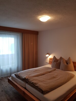 2 slaapkamers, reisbedje, gratis wifi, beddengoed