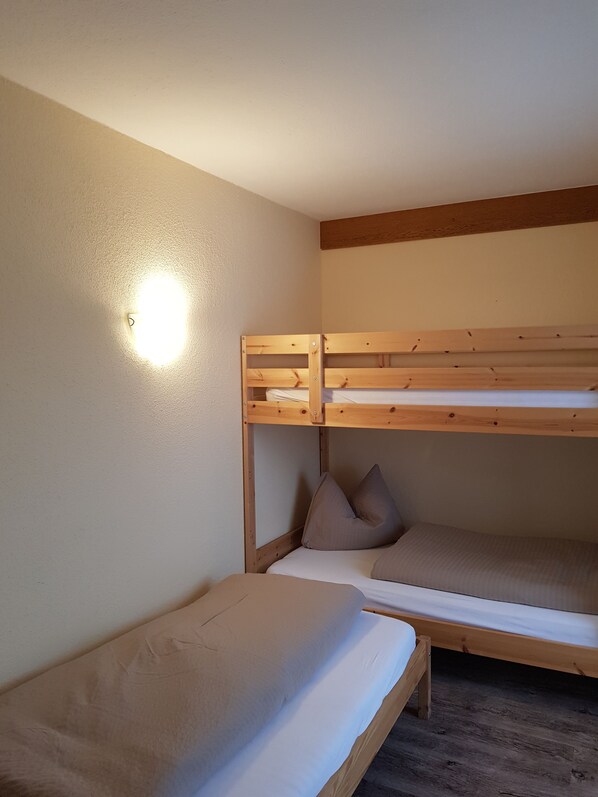 2 bedrooms, travel cot, free WiFi, bed sheets