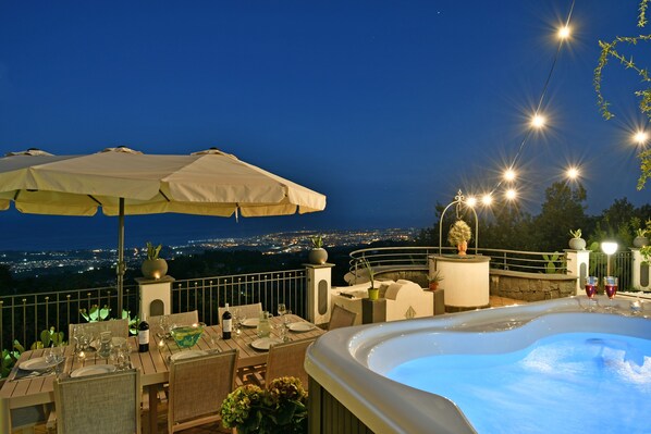 Outdoor dining - Bellavista Etna Villa With Pool And Jacuzzi (mascali)