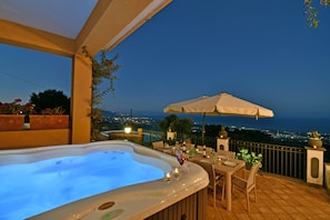 Outdoor dining - Bellavista Etna Villa With Pool And Jacuzzi (mascali)