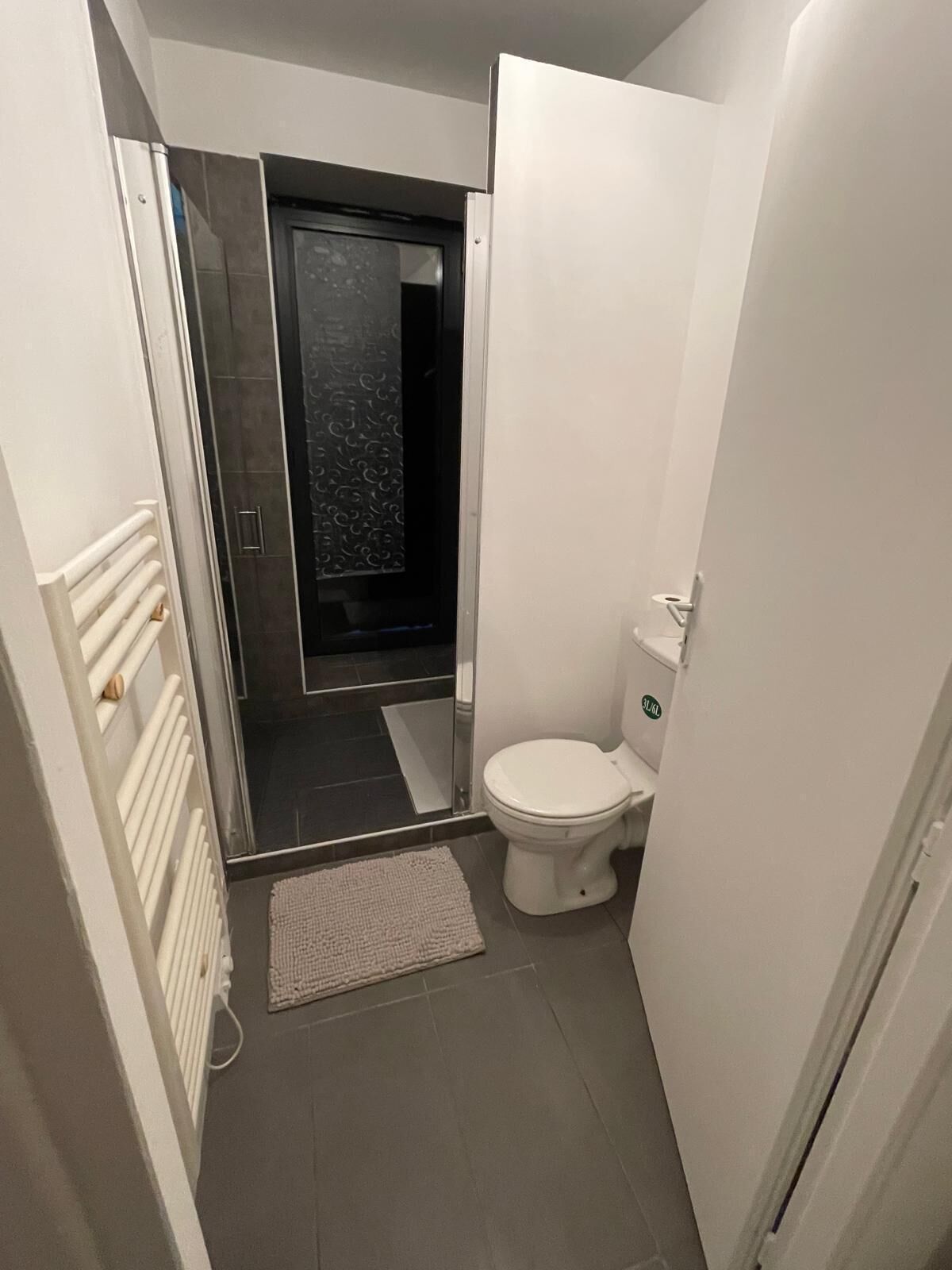 Dusche, Handtücher, Seife, Toilettenpapier