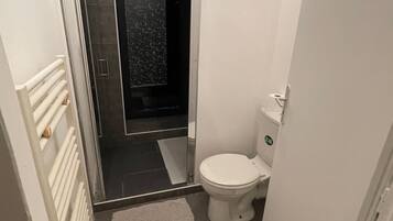 Dusche, HandtĂŒcher, Seife, Toilettenpapier