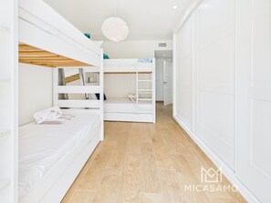 3 Schlafzimmer, Schreibtisch, Bügeleisen/Bügelbrett, WLAN