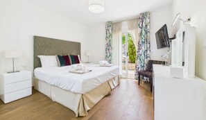 3 bedrooms, desk, iron/ironing board, WiFi