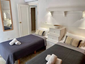 3 bedrooms, desk, iron/ironing board, free WiFi