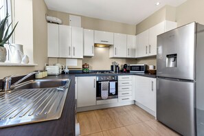 雪櫃、微波爐、焗爐、爐具