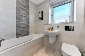 提供毛巾、廁紙