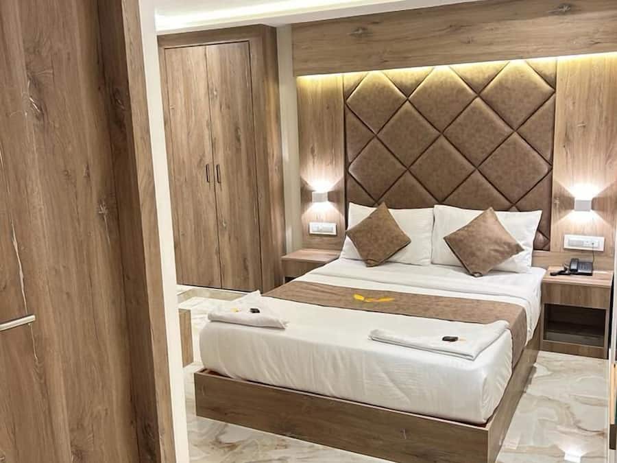 Deluxe eenpersoonskamer | Luxe beddengoed, een bureau, een laptopwerkplek, geluiddichte muren