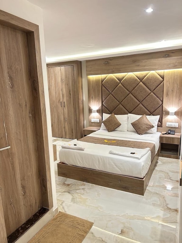 Deluxe Single Room | Premium bedding, desk, laptop workspace, soundproofing - Hotel MIG SUITES (Mumbai)