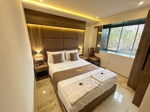 Deluxe Single Room | Premium bedding, desk, laptop workspace, soundproofing - Hotel MIG SUITES (Mumbai)