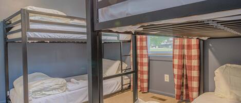 3 habitaciones, escritorio, tabla de planchar con plancha y wifi