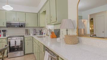 Refrigerador, microondas, horno y parrilla de estufa