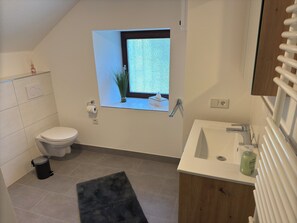 Suihku, pyyhkeet, saippua, vessapaperi