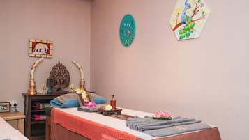 Salas de tratamiento para parejas, un sauna, una bañera de hidromasaje