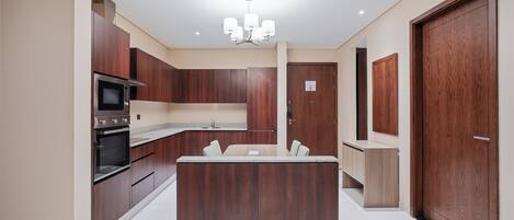 Junior Suite Two Bedroom | Makan dalam bilik