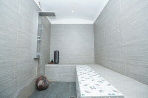 Couples treatment rooms, sauna, hot tub, steam room, Swedish massages