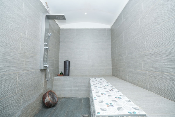 Couples treatment rooms, sauna, hot tub, steam room, Swedish massages