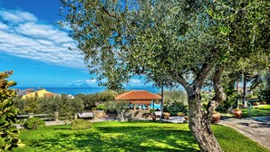 A sunny outdoor area with a gazebo, a pool, and a view of the sea. - Villa Bency (Capo d'Orlando)