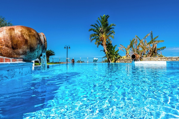 Piscina stagionale all'aperto, ombrelloni da piscina, lettini