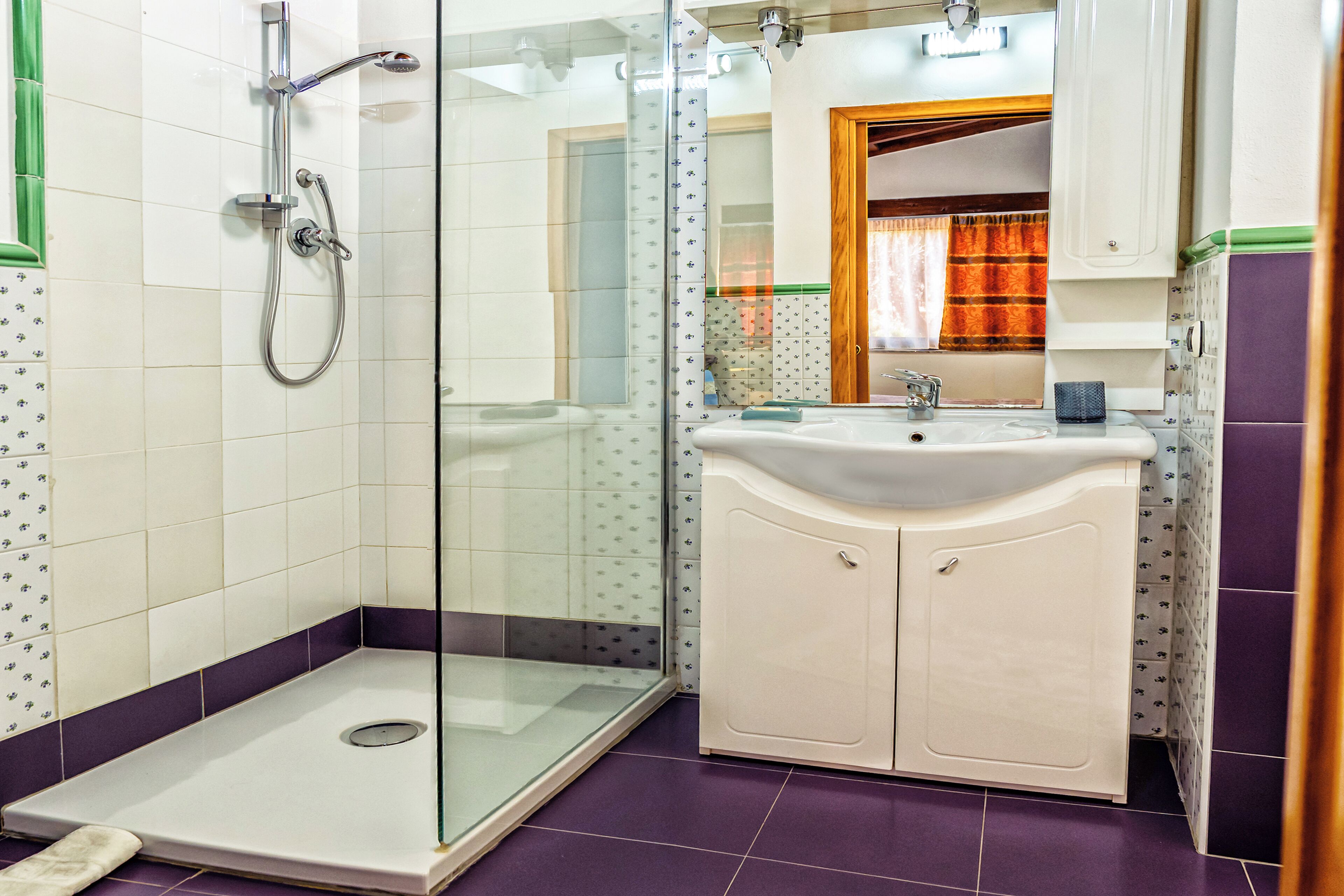 Un baño con ducha, lavabo e inodoro.