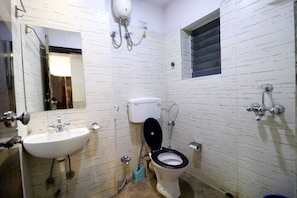 Quarto triplo standard | Banheiro | Chuveiro, chinelos, toalhas de banho, sabonete