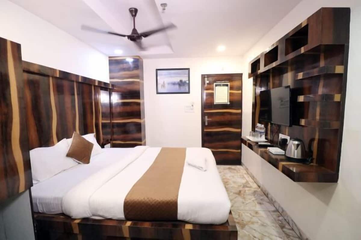 Hypo-allergenic bedding, iron/ironing board, free WiFi, bed sheets