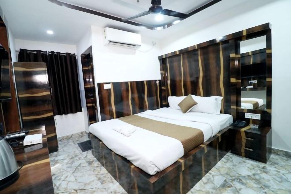 Hypo-allergenic bedding available, iron/ironing board, WiFi (free)