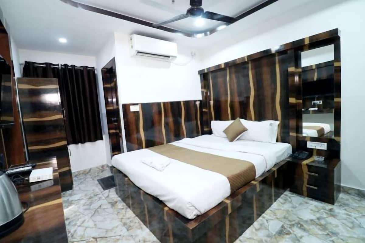 Hypo-allergenic bedding, iron/ironing board, free WiFi, bed sheets