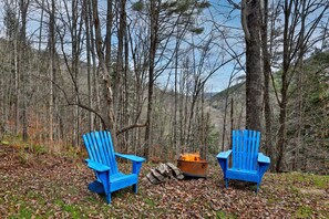 Property grounds - Cozy Vermont House Near Killington and Woodstock. Mountainside. Close to Slopes. (Bridgewater)
