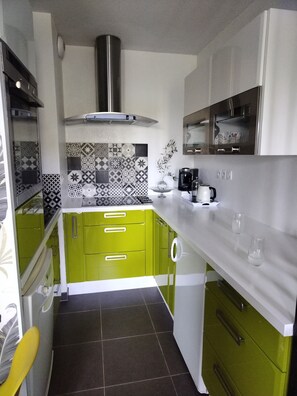 Frigorifero, microonde, forno, piano cottura