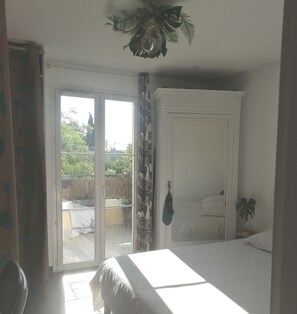 1 slaapkamer, een strijkplank/strijkijzer, wifi, beddengoed