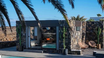 Deluxe Villa, Ocean View | Living area