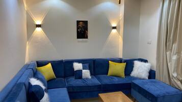 Peti sejuk/penyejuk beku saiz penuh, ketuhar, dapur, kerusi tinggi