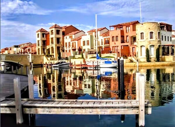 Marina - Waterfront Escape | Jetty, Kayaks & Dining Views (Wannanup)