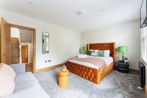 3 bedrooms, iron/ironing board, WiFi, bed sheets - Vibrant Urban Escape, Family Friendly - Sleeps 8! (London)