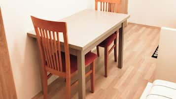 Habitación básica con 2 camas individuales (n21) | Wifi gratis y ropa de cama